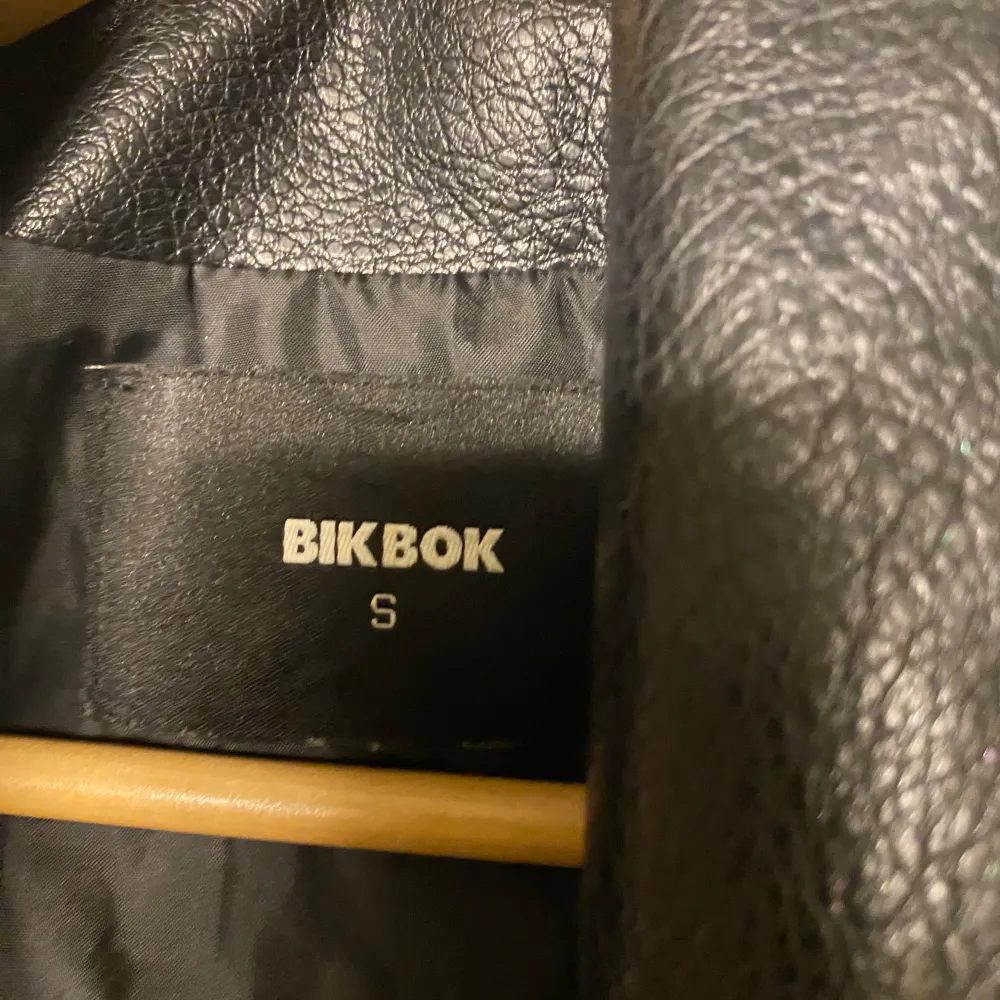 Klassisk svart bikerjacka BIKBOK strl S Axelbredd 53cm Längd 51cm Skinnimmitation  Ny, Säljes pga fel storlek  Kommer från djur-och rökfritt hem. Jackor.