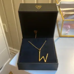 Så fint ”wonky letter necklace” från Maria Nilsdotter. Guldplaterat och ett W. Nypris 2595 kr bra skick och allt guld kvar så säljer för 1800. Man får med boxen