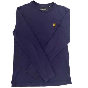 Lyle&scoot tröja - Ser en lyle&scott tröja för bra pris är använd. Storlek xs😁