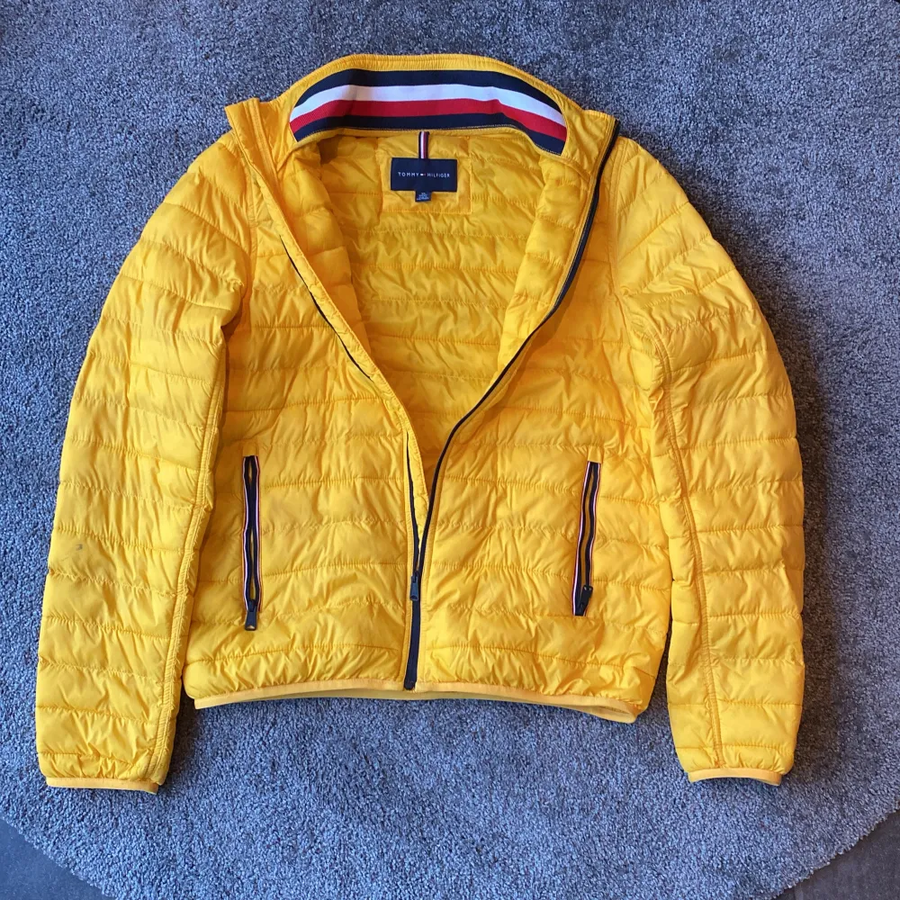 Säljer min nästan helt oanvända Tommy hilfiger jacka. Inga defekter förutom en liten olje fläck på höger arm(se bild 3). Den är perfekt som en vår jacka eller helt enkelt för att synas i mörkret! Priset går att diskuteras vid snabb affär!. Takit.