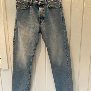 Blå jeans från Space - Säljer ett par snygga blå jeans från Space. De har en klassisk femficksdesign och en lätt tvättad look som ger dem en cool vintagekänsla. Perfekta för vardagsbruk och kan matchas med nästan vad som helst. Passformen är normal. Skick: 7/10