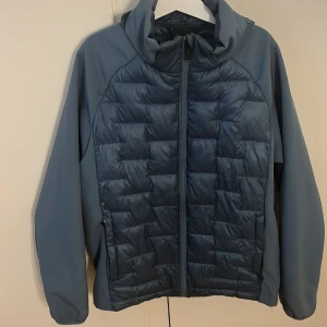 Everest jacka - En blå jacka från Everest, ny pris är 500kr, den har små skador men är de så märkbara, jackan är i 146/152