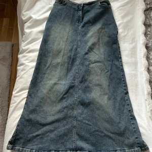 Lång jeanskjol - JÄTTE fin lång jeans kjol i jätte bra skick som är lång och perfekt för hösten🍂  Midja 37,5 cm och går utsvängt 