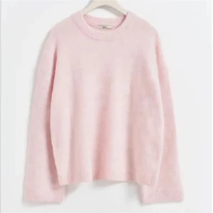 Stickad tröja  - Rosa stickad tröja från Ginatricot! Så fint skick och vill köpa en likadan i en annan storlek därav priset eftersom den knappast är använd🩷