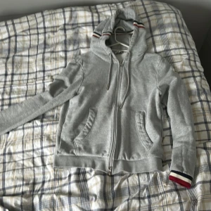 Moncler tröja  - Den passar inte mig längre. Storlek M men passar S jätte bra 