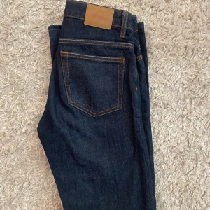 Mörkblå jeans  - Mörkblå jeans med rak passform och medelhög midja. Modellen heter ”pin mid” från weekday i jättebra skick!