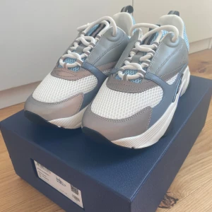 Dior B22 sneakers - Storlek 43 väldigt bra skick.