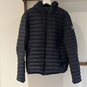 Colmar Jacka storlek 50 (M) - Säljer min snygga Colmar jacka eftersom den har blivit för liten. Inga defekter på jackan bara lite använd.   Nytt pris: 4000kr, mitt pris:1999kr Jackan är äkta såklart.  pm för bilder/fundering Kan tänka mig även gå ner o pris och ta emot byten.  