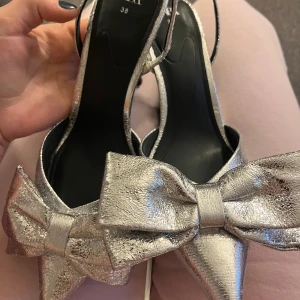 Klackskor med rosett - Silvriga snygga klackar! 👠🩶✨✨