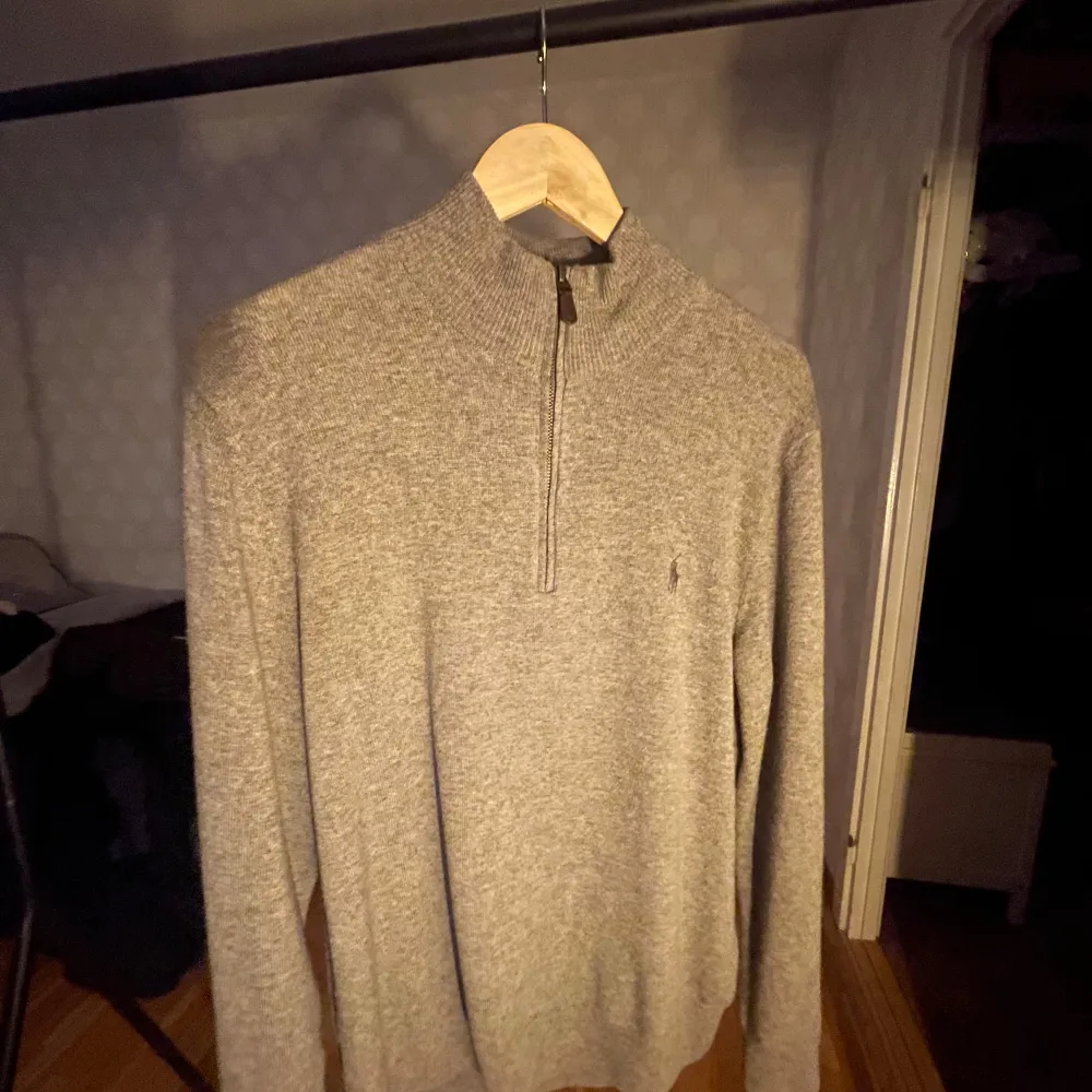 Mycket fin half zip sweatshirt från polo Ralph Lauren. Nypris: 2500kr. Andvänd fåtal gånger . Tröjor & Koftor.