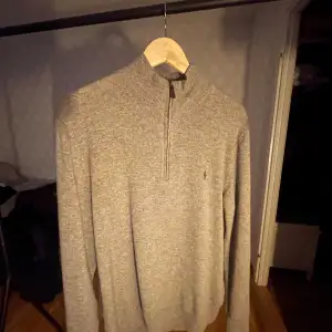 Mycket fin half zip sweatshirt från polo Ralph Lauren. Nypris: 2500kr. Andvänd fåtal gånger 