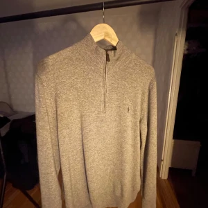 Ralph Lauren half zip - Mycket fin half zip sweatshirt från polo Ralph Lauren. Nypris: 2500kr. Andvänd fåtal gånger 