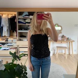 Festtopp med paljetter - Säljer denna svarta toppen med paljetter. Perfekt till fest eller nyår 🥳 Aldrig använd men har tagit av prislappen❤️‍🔥❤️‍🔥