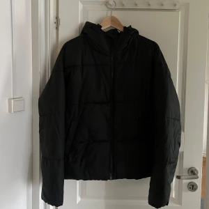 Jacka från NA-KD  - Jacka från NA-KD. Bra jacka till både höst och vinter beroende på vad man har på sig under.  Stor luva!