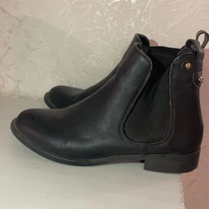 Låga boots  - Låga boots i skinn som använts vid fåtal tillfällen, så de är i nyskick. Skriv för frågor 