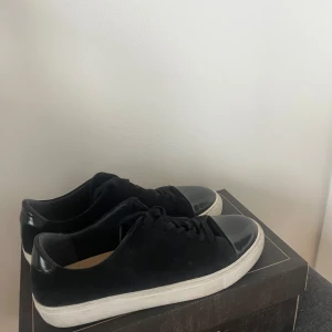 Stilrena skor - Skorna är köpta från Sneaky Steve och har en stilren design. Nypris ligger på 1700. Skorna har inga defekter och orginalkartongen kommer med. Priset går inte att förhandla och frakten ingår inte. Skicket är mycket bra.