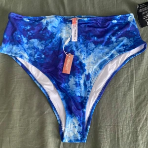 high waist bikiniunderdel  - Blå mönstrad bikini underdel Helt oanvänd! (Prislapp finns) Storlek : L
