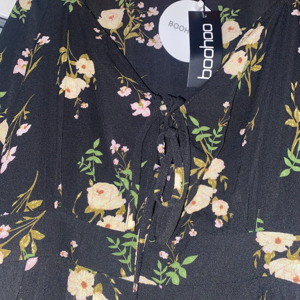 Boohoo blommig klänning med volanger Längd : (slutar vid vaderna på mig som är 163) Helt oanvänd med prislapp Storlek 44. Mekot.