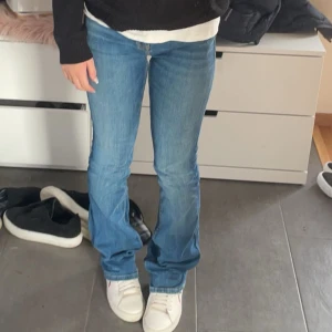 Zara jeans - Säljer 2 likadana Zara jeans. Då de inte längre kommer till användning. Skriv för frågor. Båda är i storlek 32.