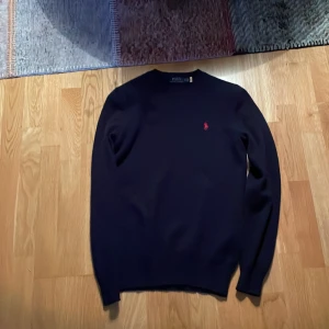 Raffe tröja - Säljer denna raffe tröja perfekt till vintern. Liten slitning vid armen som kan lagas. 