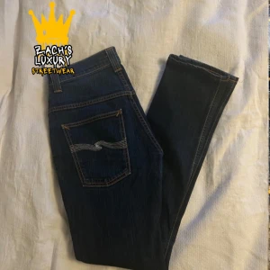 Nudie Jeans  - Nudie Jeans av modellen Thin Finn, Storlek: 31/32 - Skicket pả jeansen är väldigt bra utan defekter - 10/10 - mitt pris: 499 - Nypris: 1599kr