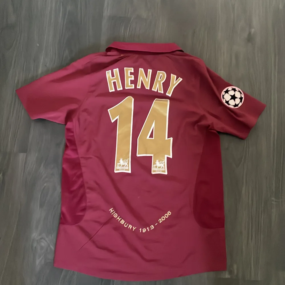 Denna t shirten är retro och är en arsenal tröja från 03-04. Spelaren på ryggen är Henry N14 och den är helt äkta. Köpt för 1100 säljs för betydligt mycket billigare 399 kr🔥. T-shirts.