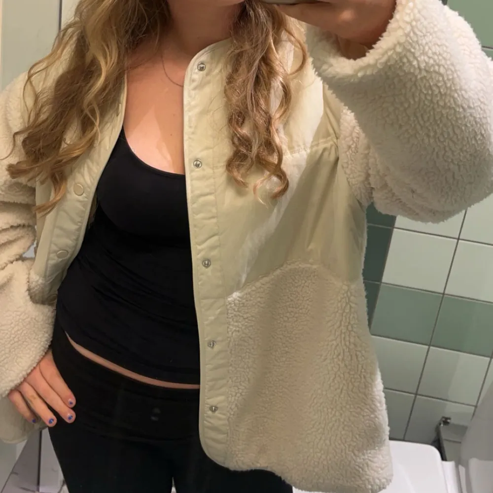 Säljer denna superfina typ Teddy jackan som är jätte fin! Den är liten k storleken och skulle inte säga att den sitter som en XL! Priset kan diskuteras så skicka prisförslag om du är intresserad!❤️. Takit.