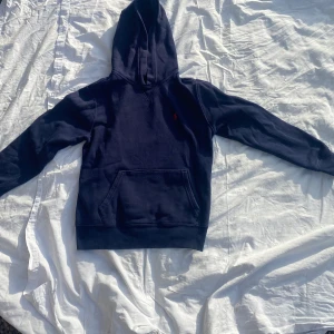 Ralph Lauren hoodie OBS priset går att ändras - Tja! Säljer nu denna riktigt snygga Ralph Lauren hoodien i färgen marinblå/ mörkblå. Hoodien är i bra skick och i storlek 10 - 12. Skriv jättegärna om du har någon fråga eller om något annat. 