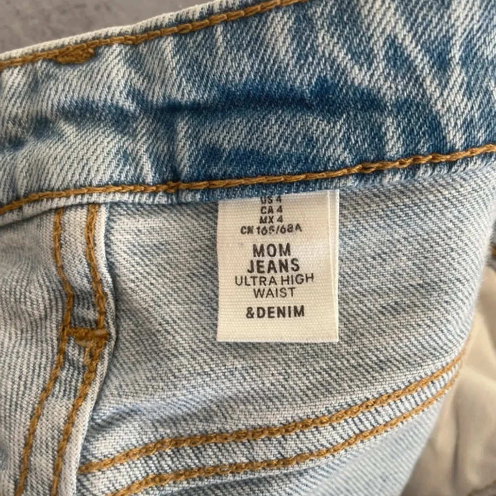 Mom jeans från H&M, storlek S. Riktigt sköna i materialet och är i bra skick. Jeans & Byxor.