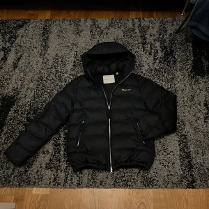Gant jacka - Svart Gant jacka i storlek small men passar även medium. Lite använd och mycket fint skick. 