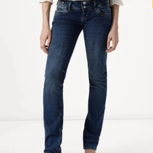 Pepe jeans - Low waist straight Pepe jeans. Stretchiga och väldigt sköna. Sitter fint på kroppen. Helt nya, aldrig använda. Nypris 999 