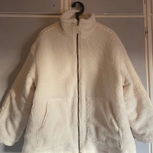 Teddyjacka - Teddyjacka i storlek M💗 aldrig använd! Jackan är krämvit, priset kan diskuteras💗