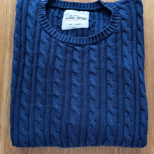 Stickad tröja - Blå stickad pullover från Lager 157.   Rensar ur min garderob just nu🌼 Kika och se om du ser något mer i min profil som du gillar så skickar jag med det till dig också!😊 Fler kläder kommer! 