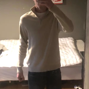 Halv zip up tröja - Använd en gång. Så nyskick alltså på denna. Bara skriva för frågor