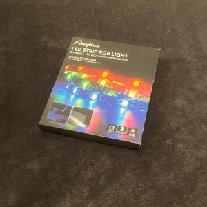 LED Strip RGB Light från Austere - Säljer en LED Strip RGB Light från Austere. Den har 150 LED-lampor och kommer med en fjärrkontroll för att enkelt ändra färger och ljusstyrka. Perfekt för att skapa en cool atmosfär i rummet eller för fester. Lätt att installera och använda. Kommer i en snygg förpackning.