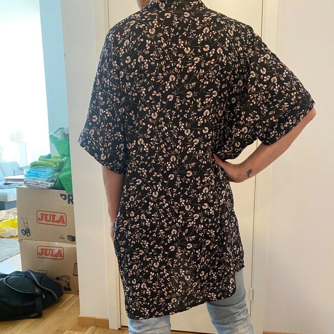 Svart blommig kimono från H&M - 90