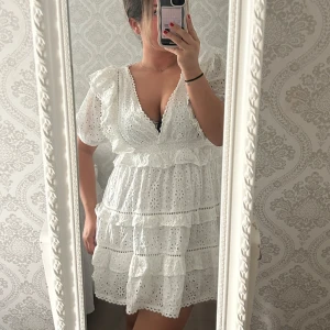 studentklänning  - säljer min fina studentklänning från asos då jag tagit studenten och inte använder längre. köpt för 800kr men använt en gång.( pris kan diskuteras)