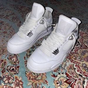 Air jordan 4 Pure money  - Säljer jordan 4 ”Pure Money” då jag har använt de några gånger men inga skador de ser nästan nya ut. Storlek 41. Lådan finns också!