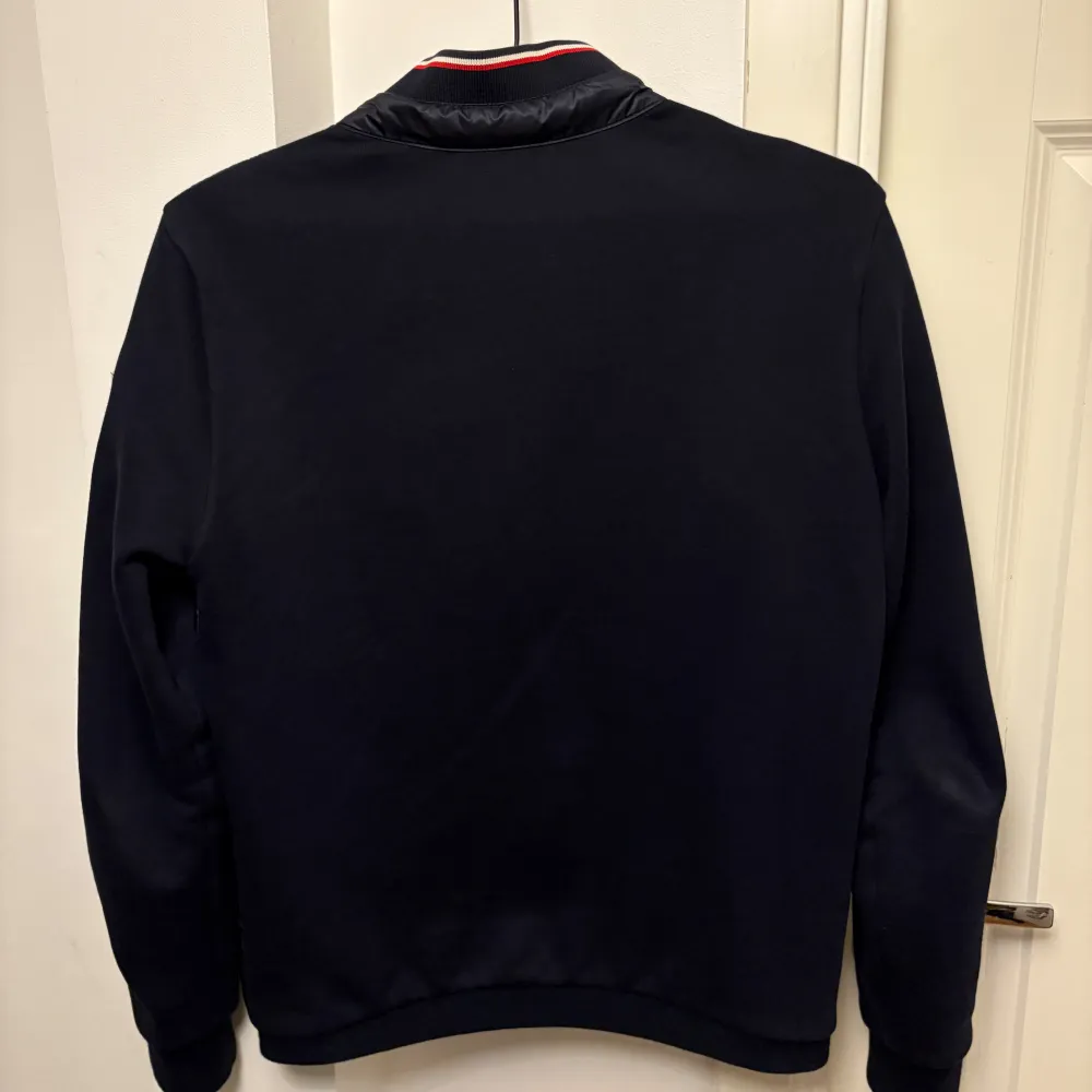 En navy blue Moncler Cardigan i utmärkt skick. Den är inköpt från en leverantör så kvitto och annat följer ej med. Storlek: S  Skick: 4/5 (nästan helt ny). Jackor.