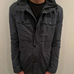 J.lindeberg Field jacket - Tjena! Hjälper min vän att sälja den rkt clean Field jacket i toppen skick. Den är i storlek M  och i färgen mörk grå. Hör av dig vid minsta lilla intresse eller funderingar😃