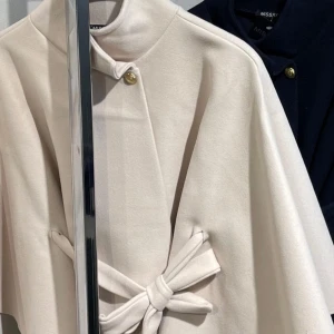 Missäy Poncho Blair - Splitterny Poncho från Missäy! Väldigt populär och slutsåld överallt, väldigt svår att få tag i. Prislapp kvar, passar xs-m. Säljer pga ej kommit till användning. Jättefin till hösten!💕