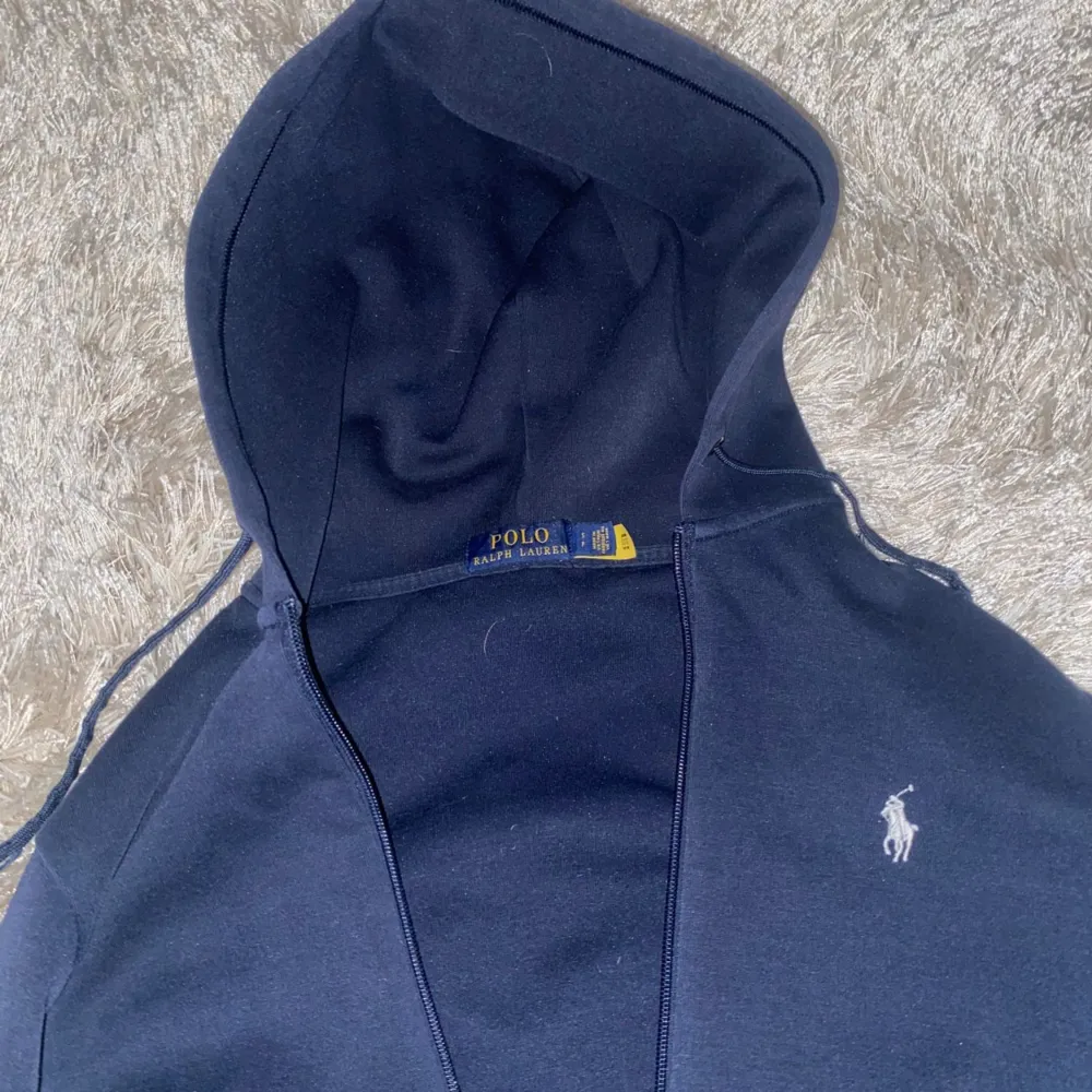 Hej säljer nu men zip hoodie då den blivit för liten. Skicka 9/10 och modellen är 170-175. Skriv vid fler funderingar. . Hoodies.