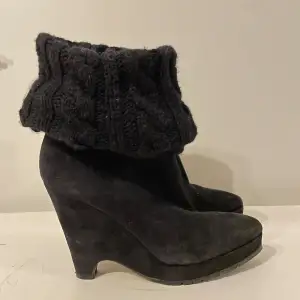 Snygga Boots i mocka från Oscar de la Renta! Skorna är små i storleken. Passar en smal fot. Använda vid två tillfällen. Klackhöjd 10cm, platå 2cm. Mocka på utsidan och läder på insidan. 