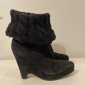 Boots från Oscar de la Renta - Snygga Boots i mocka från Oscar de la Renta! Skorna är små i storleken. Passar en smal fot. Använda vid två tillfällen. Klackhöjd 10cm, platå 2cm. Mocka på utsidan och läder på insidan. 