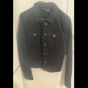 Jeansjacka - Jeansjacka storlek s men passar även xs. Jätte fin lite off svart. från antingen vila eller pull and bear. Inga defekter. 
