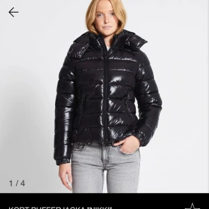 Lager jackan - Säljer denna populära jacka i storlek M, passar mig som vanligtvis är XS eller S. ☺️