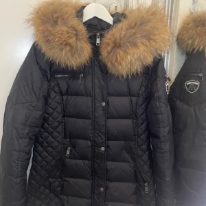 Rock n blue Svart Dam jacka. Beam MID. Med äkta päls - Rock n blue Svart Dam jacka.  Stl 44.  Beam MID jacka med äkta päls. 