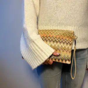 Så söt clutch i missoni liknande mönster ❤️‍🔥 Mått: bredd: 26cm höjd: 17cm