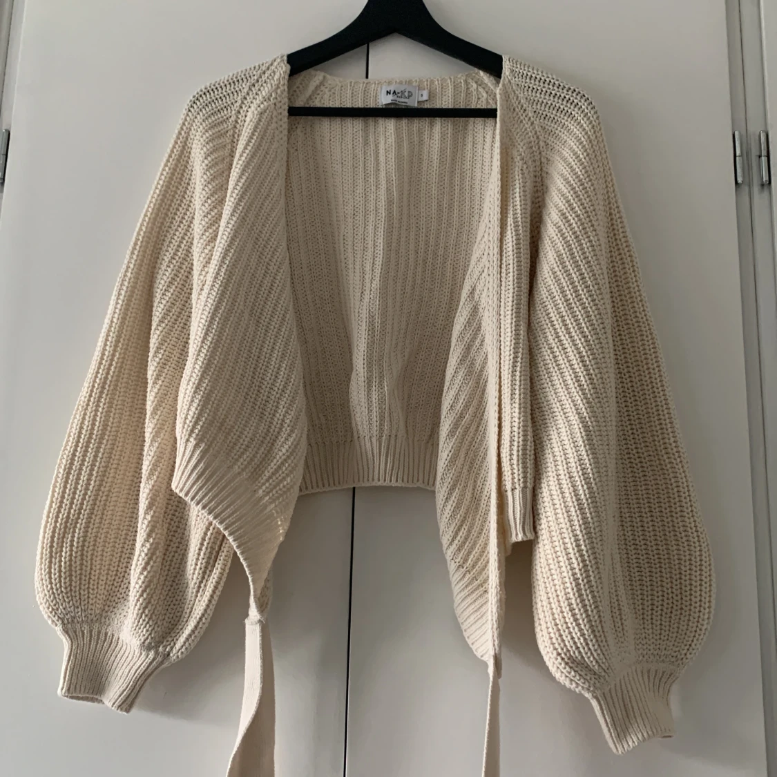 Stickad kofta med snöre