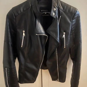 Skin jacka  - Allt är i bra skick, andvänd några gånger. 